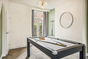 Large 3 Bed House with Pool Table & 5x Double Beds by Vista Stays Short Lets Manchester